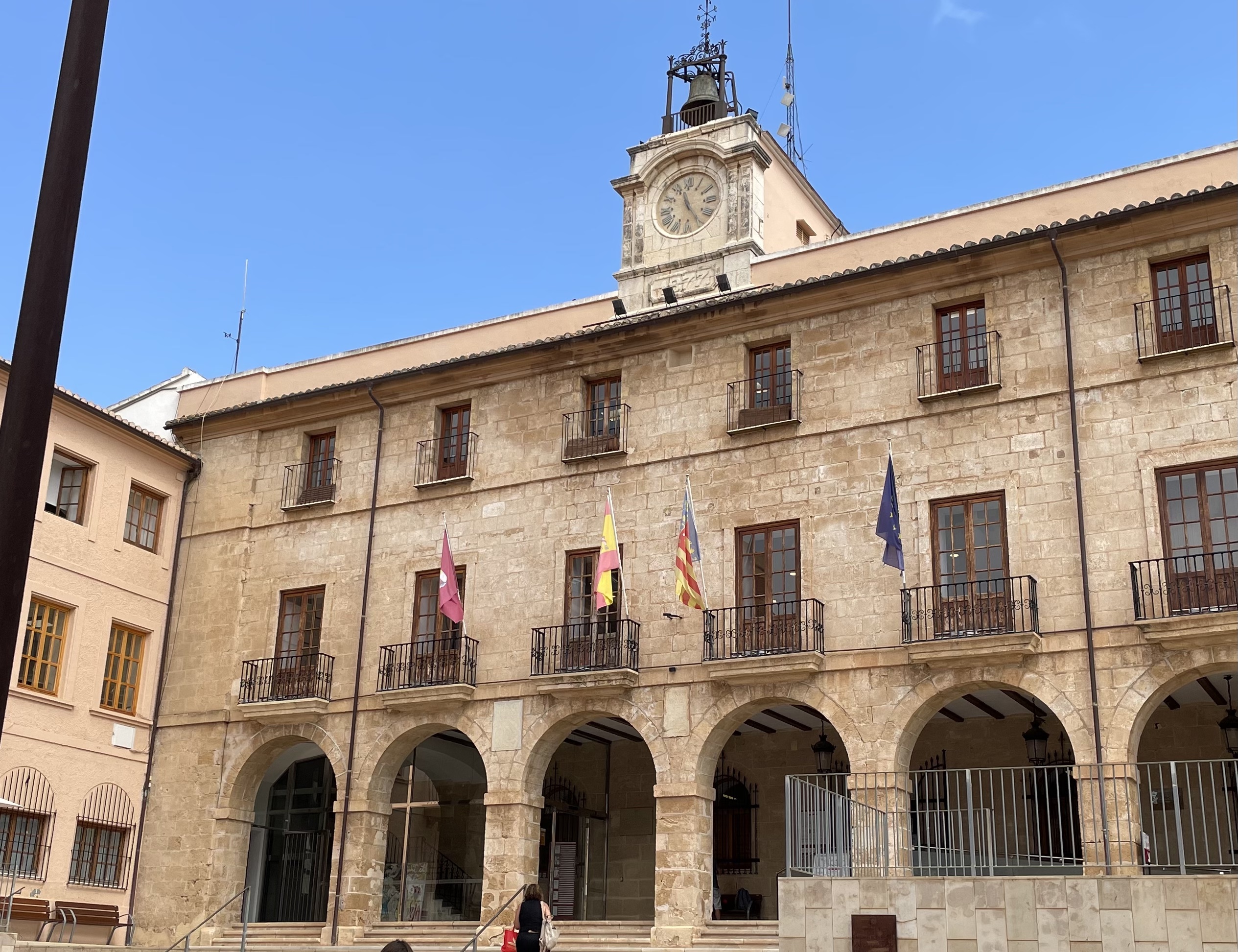 Dénia exige a la Diputación de Alicante recuperar la financiación de los Bonos Consumo tras quedarse sin aportación provincial en 2025