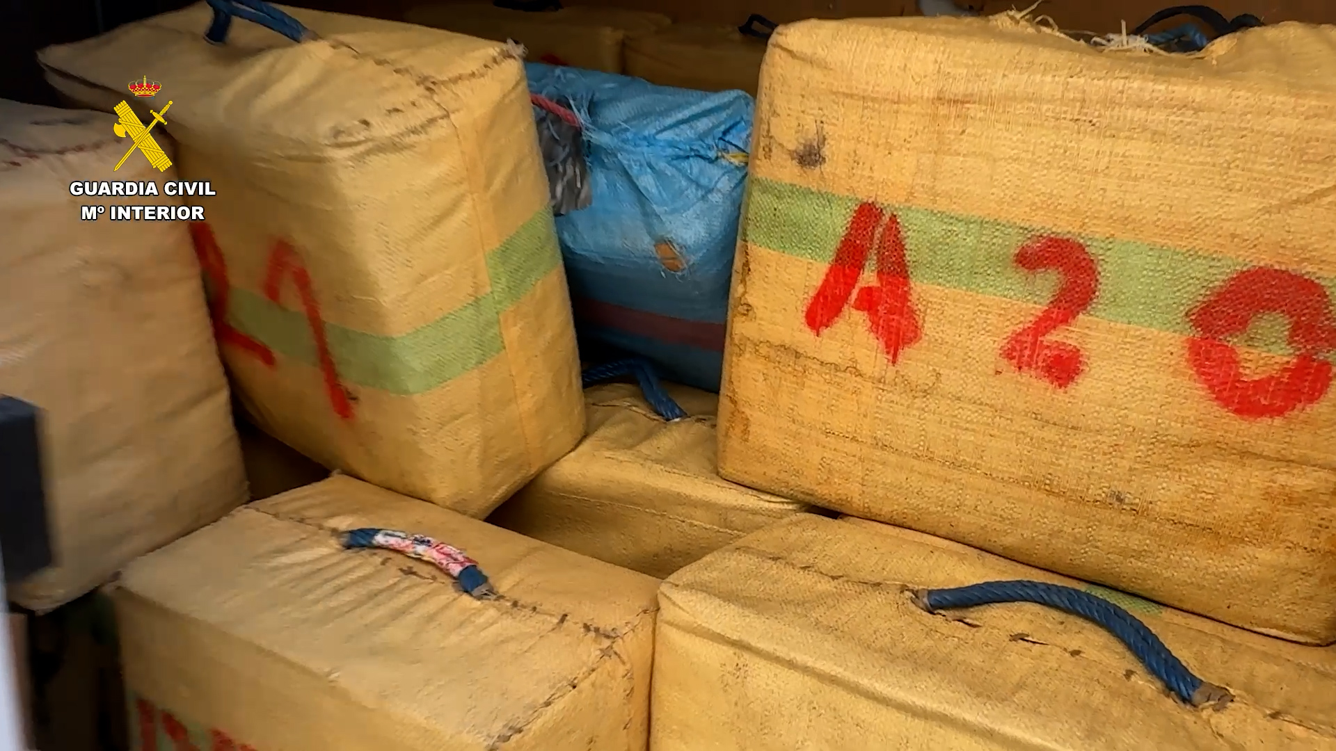 Detenidas tres personas cuando intentaban introducir 4.200 kilos de hachís por la costa de Alicante