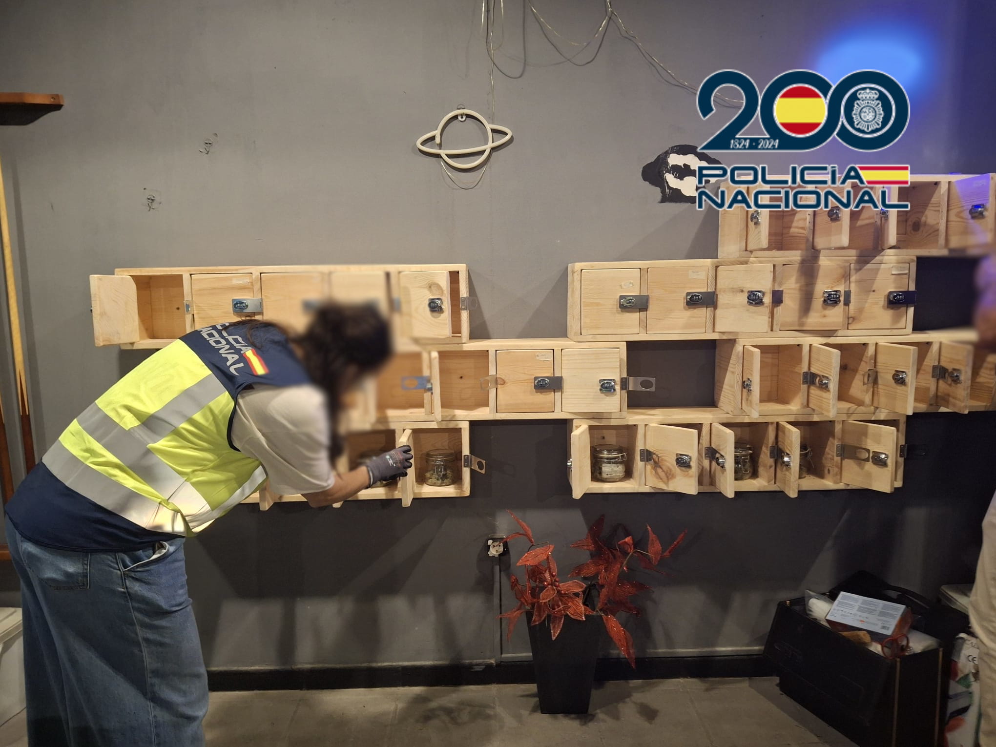 Detenidas seis personas en Dénia por utilizar una asociación como punto de venta de drogas