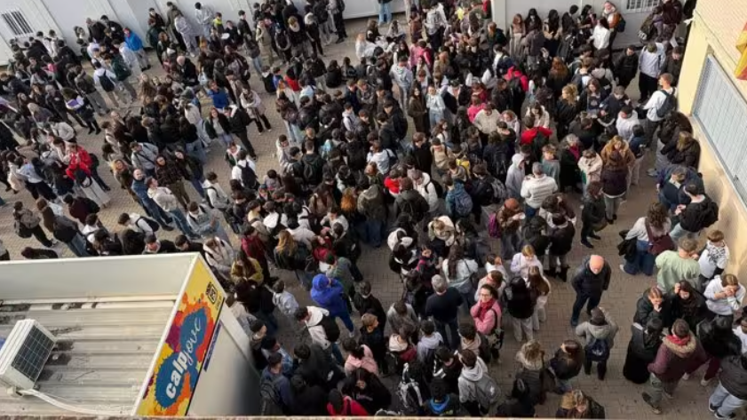 El alumnado del IES Ifach protesta para impedir la retirada de las aulas prefabricadas en pleno curso