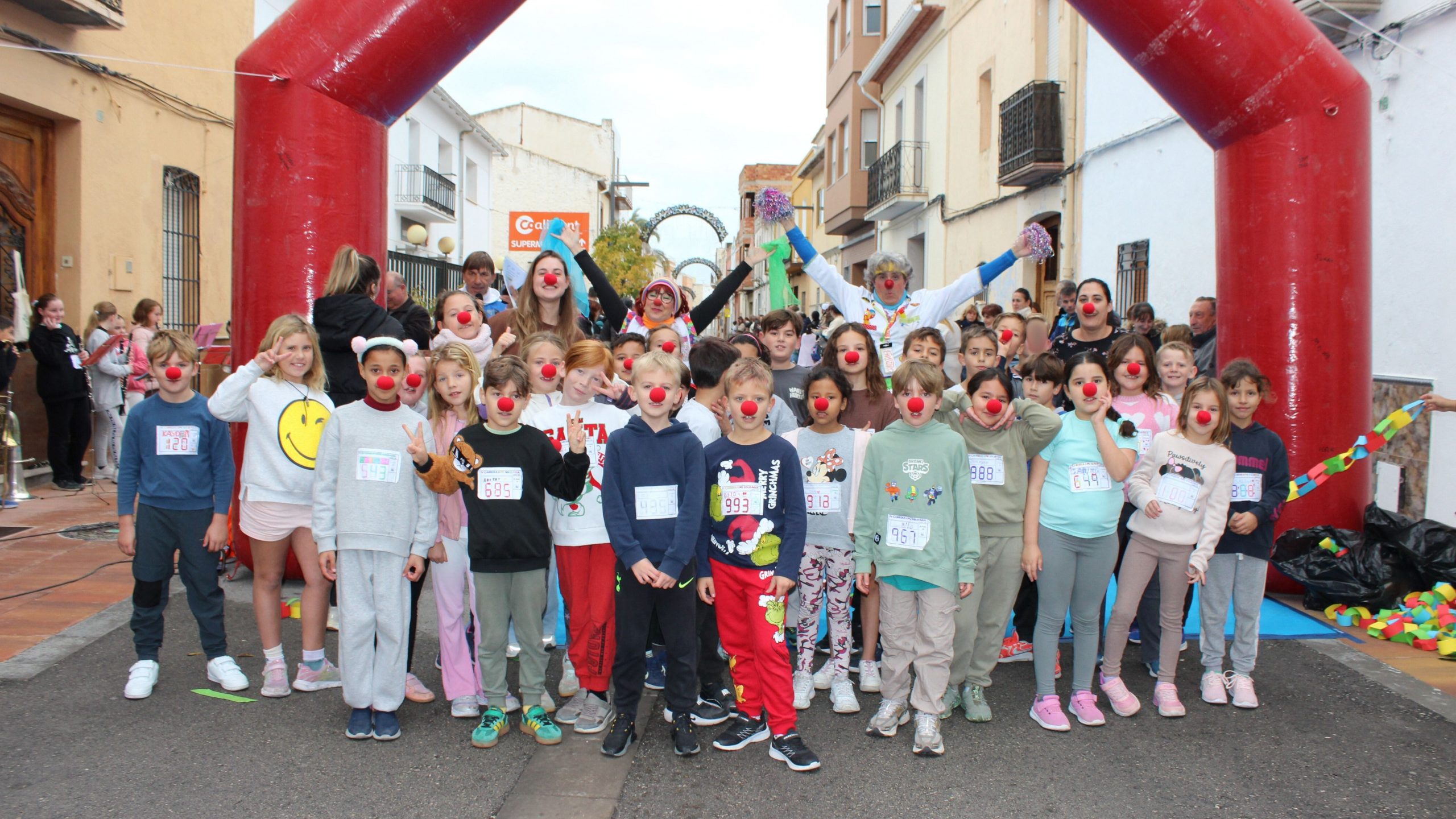 El CEIP Santa María Magdalena de Benitatxell recauda 2.500 euros para Payasospital en su carrera solidaria