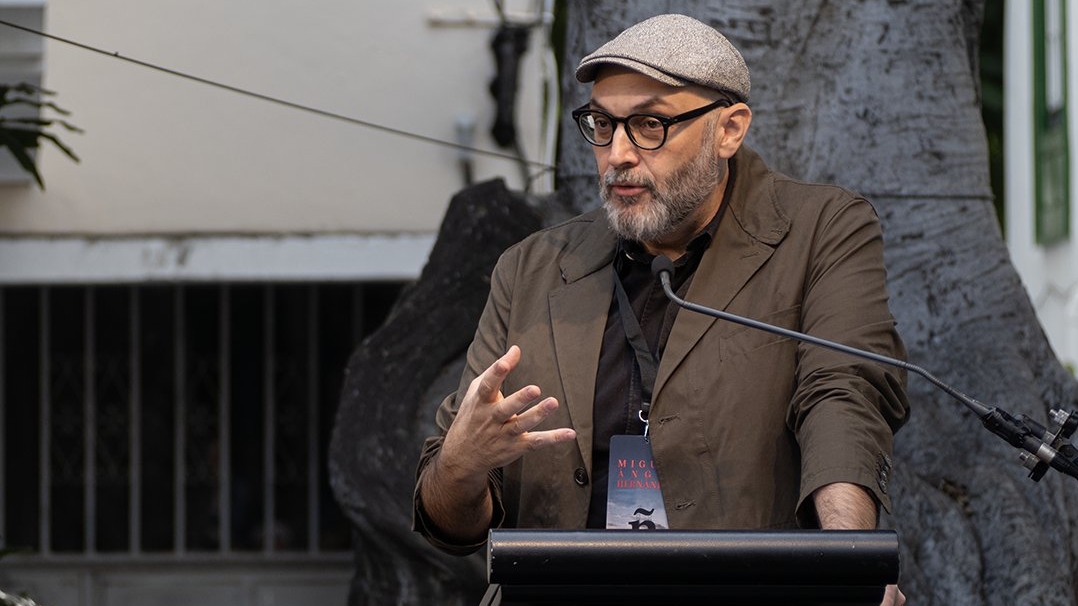 El escritor Miguel Ángel Hernández protagoniza el último encuentro del ciclo Koinós Dénia en 2025