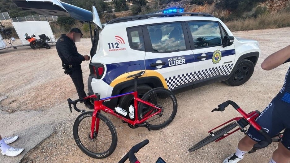 Diez ciclistas del equipo Groupama–FDJ son multados en Llíber por saltarse un semáforo en rojo