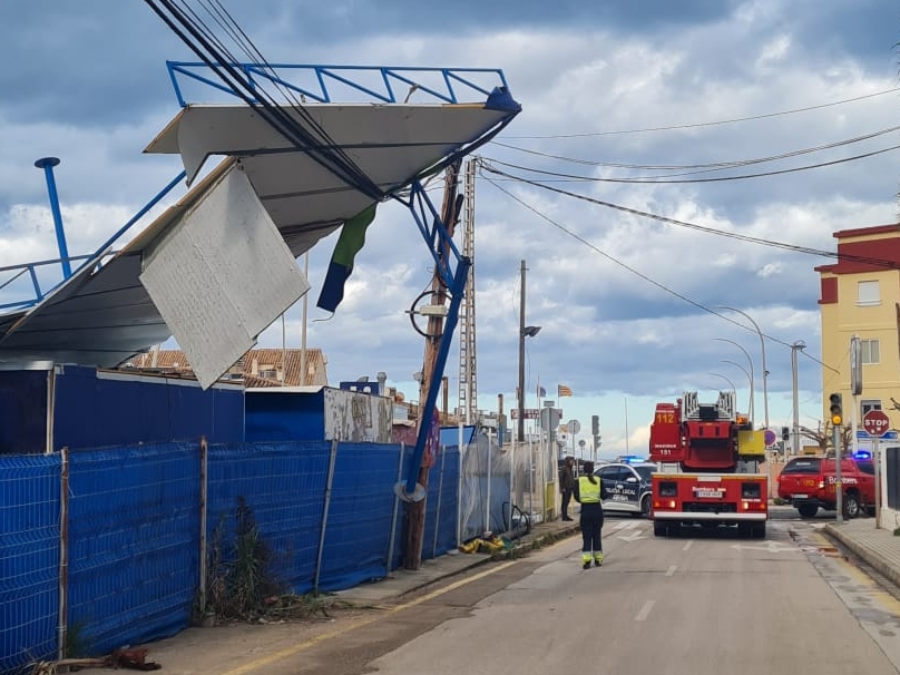 Rachas de 124 km/h arrasan Dénia: cortes de calles, retirada de terrazas y aviso a la hostelería