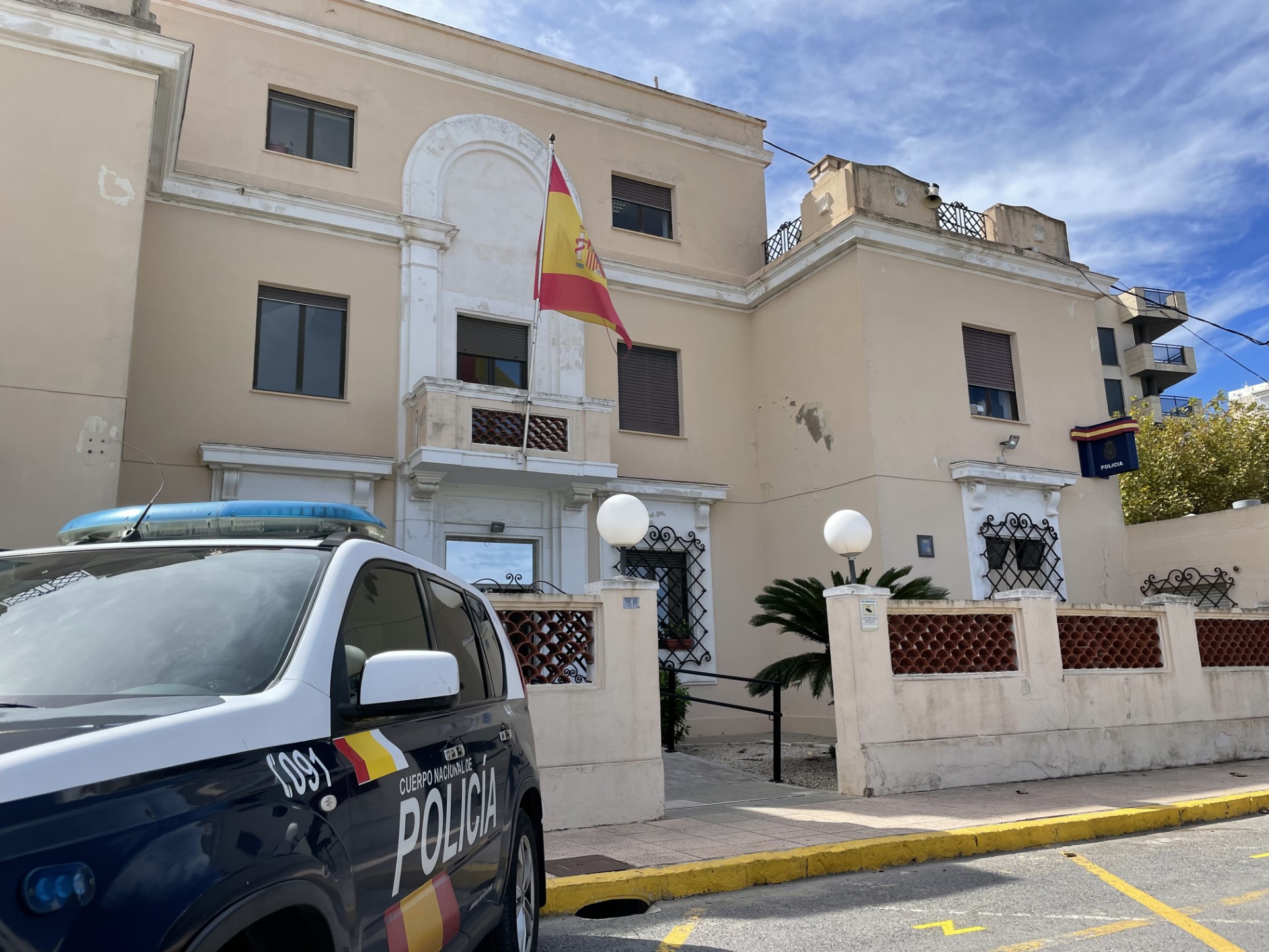 Detenido en Dénia por apuñalar a un hombre con una botella rota tras una discusión política