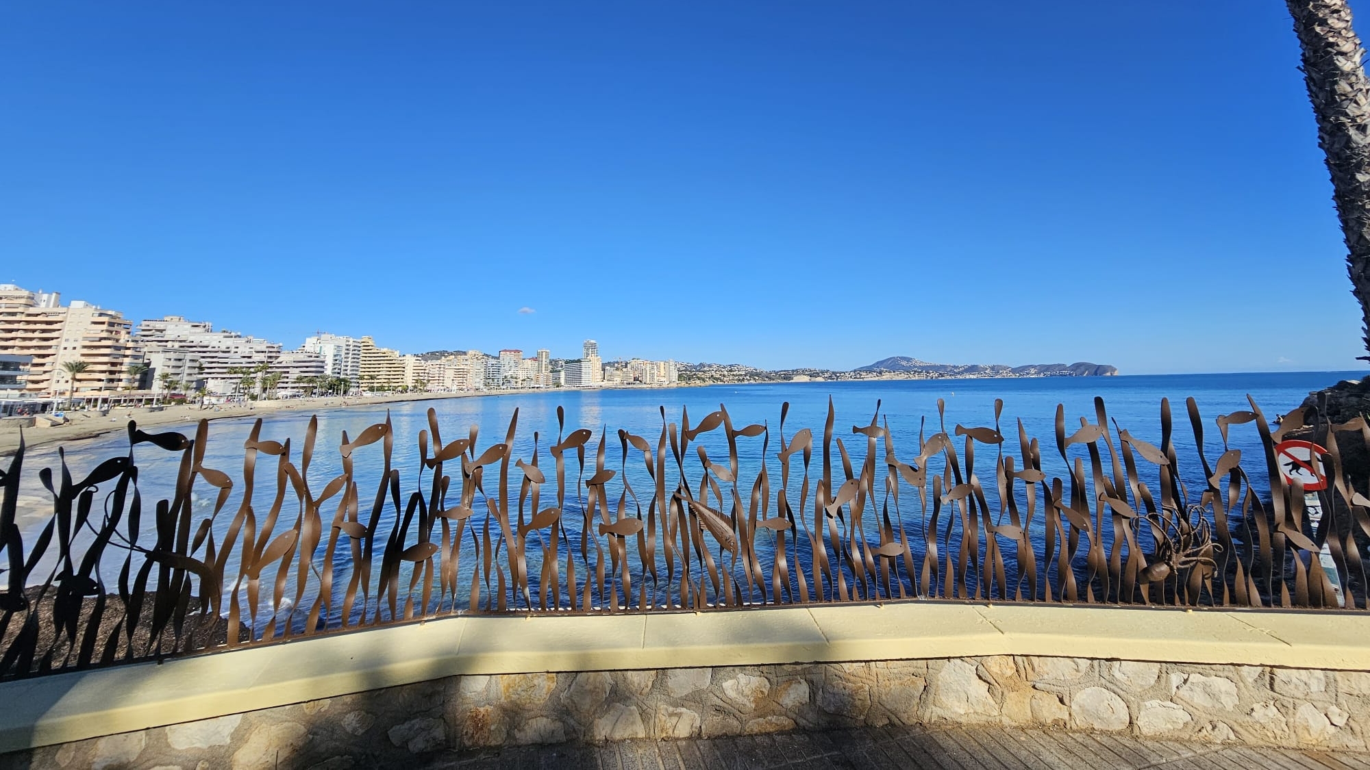 Calp rinde homenaje a su tradición marinera con una barandilla artística dedicada al mar y la pesca