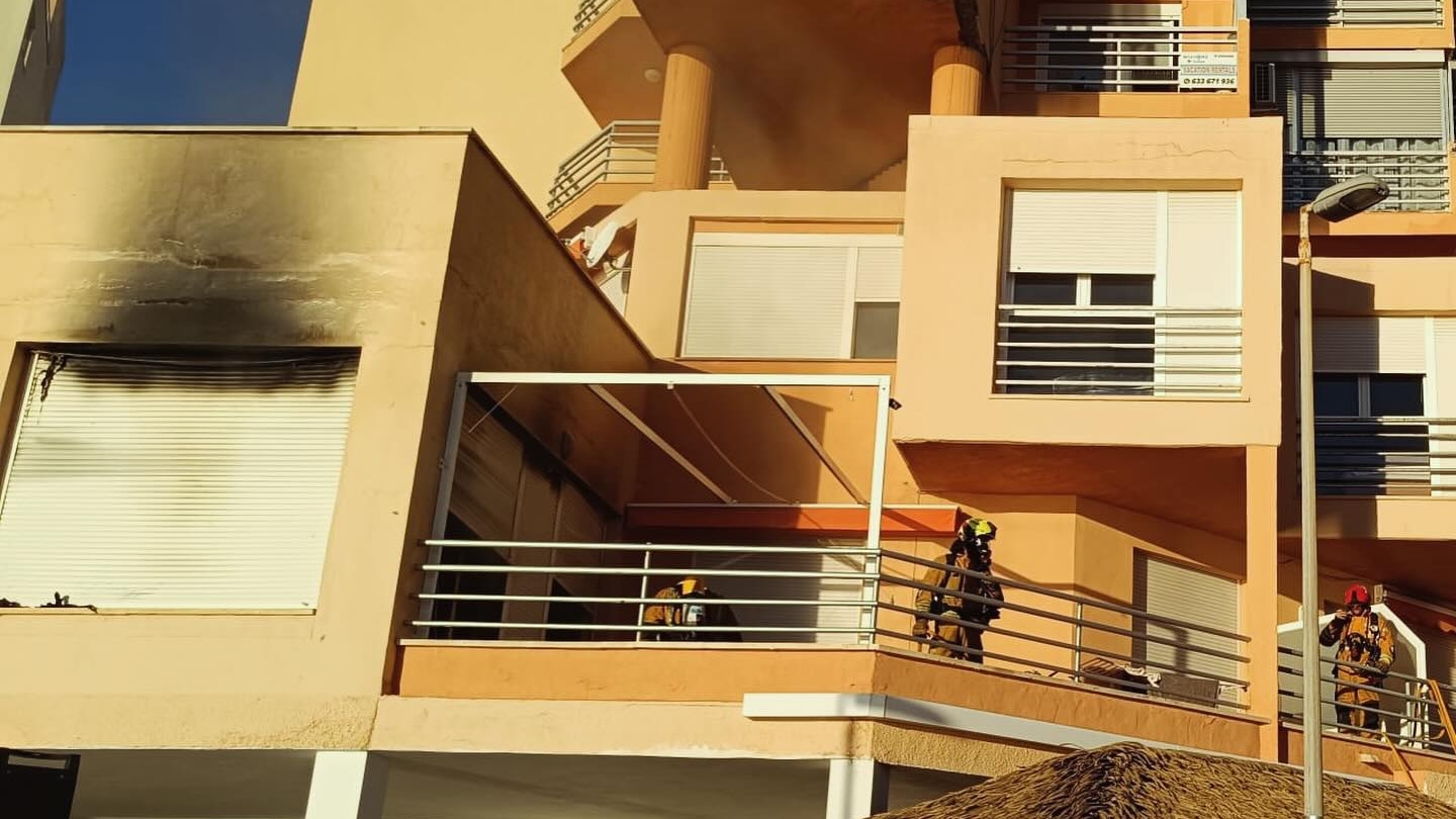 Desalojadas unas 30 personas por un incendio en un edificio de Calp