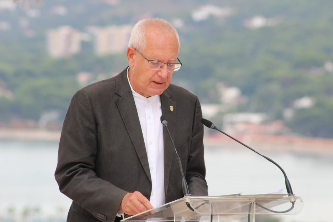 El alcalde de Dénia desacredita el informe de APTURCV sobre el impacto de las viviendas turísticas y cuestiona la pérdida de 22 millones en Dénia