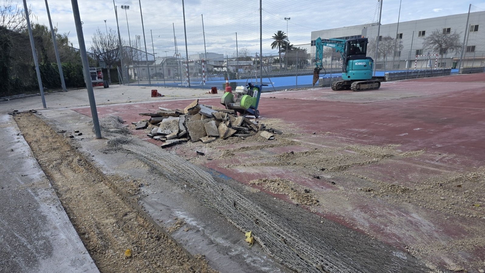 Dénia inicia la remodelación de la tercera pista deportiva de Madrigueres Sud