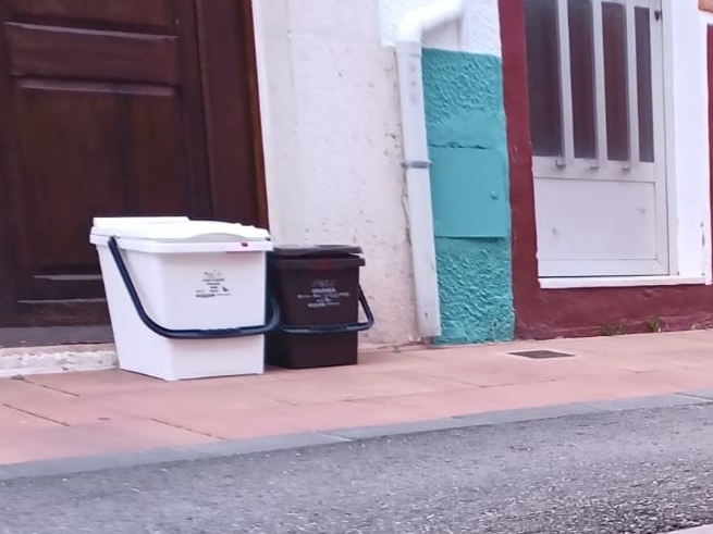 El Puerta a Puerta recorta con fuerza los residuos no reciclables en El Poble Nou de Benitatxell