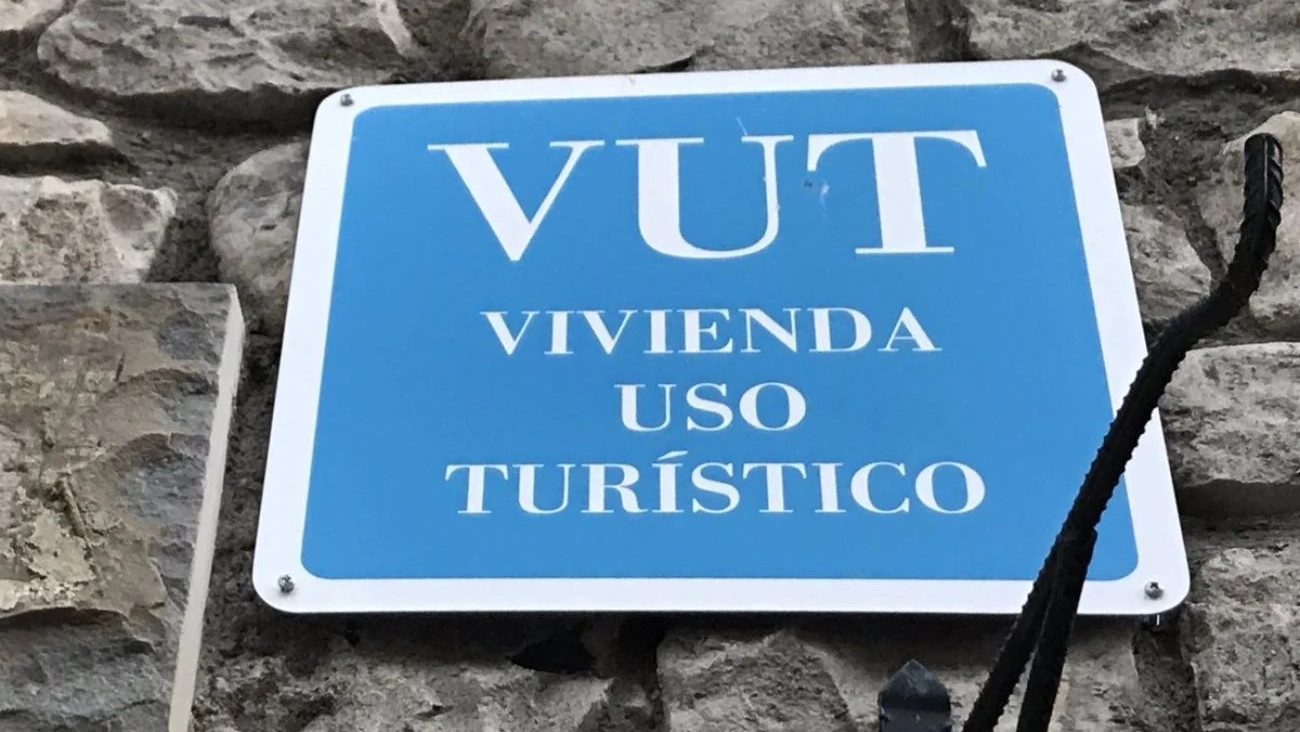 El sector turístico carga contra Vicent Grimalt y le acusa de frenar la economía local con la moratoria a las viviendas turísticas