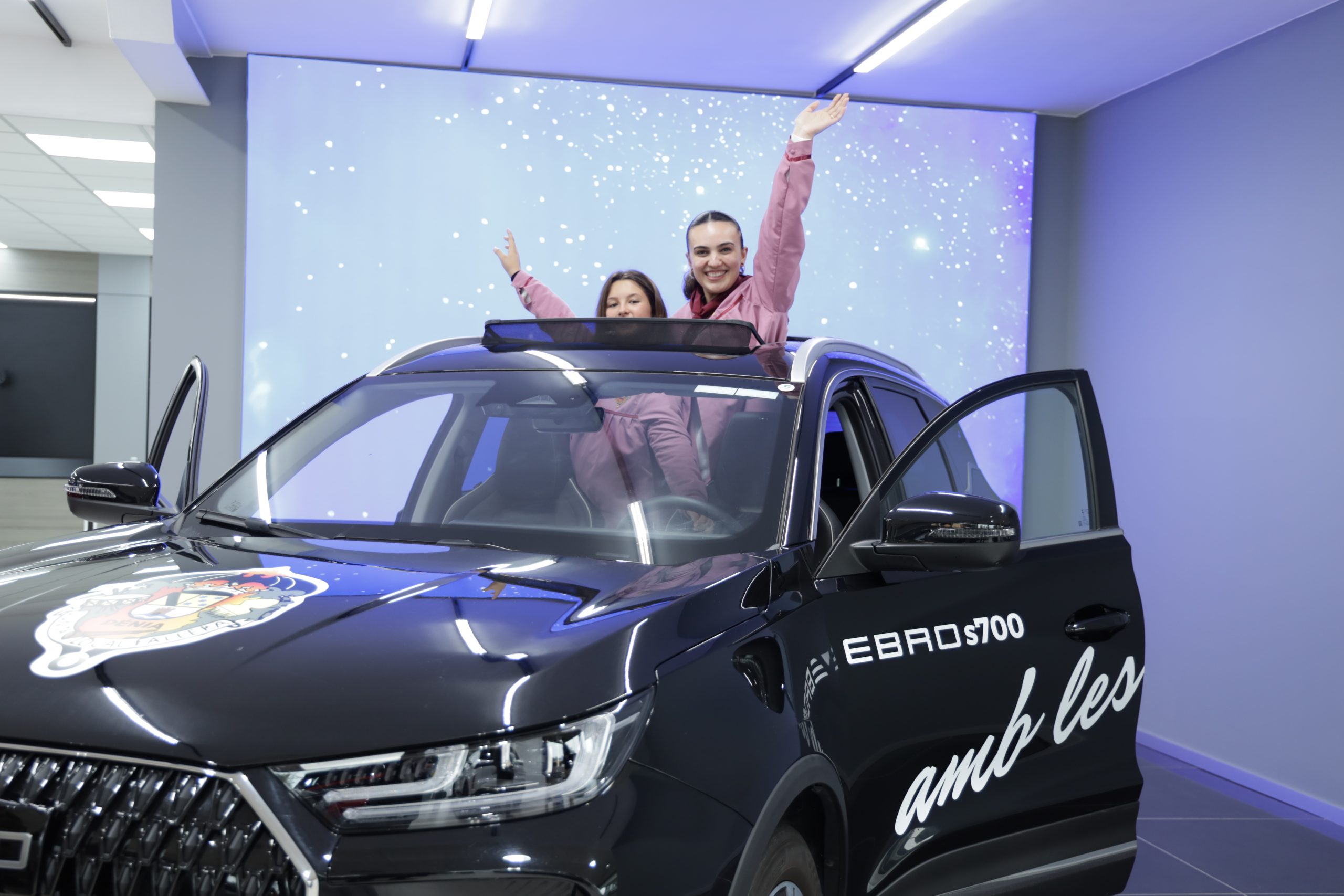 Moll Motor entrega los vehículos oficiales a las Falleras Mayores de Dénia