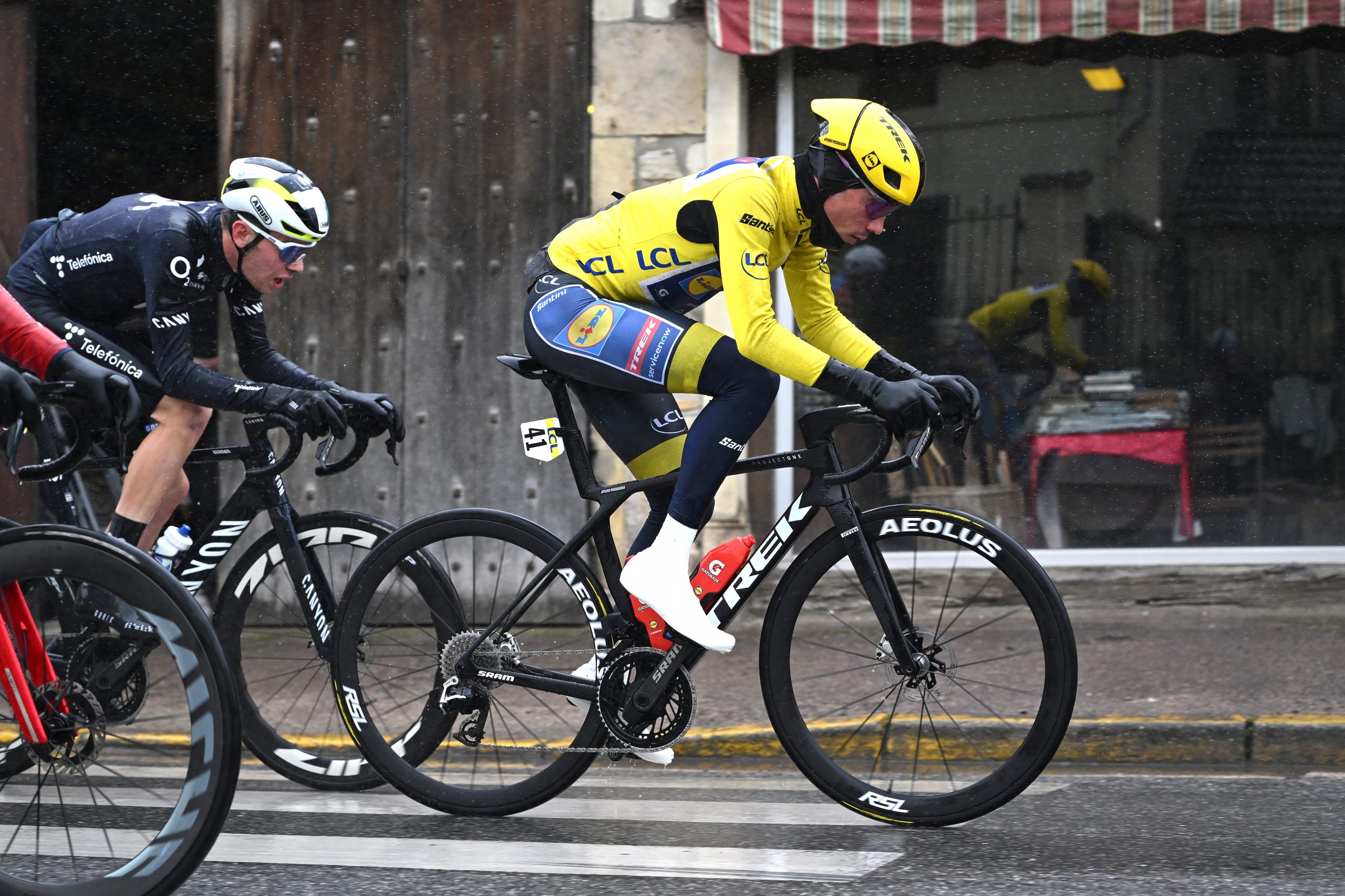 Una fuerte caída bajo el temporal fulmina las opciones de Ayuso en la París-Niza cuando defendía liderato