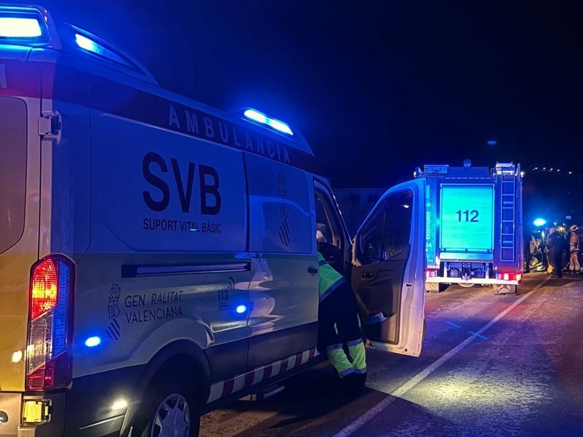 Cuatro heridos en un accidente de tráfico de madrugada en la avenida Augusta de Xàbia