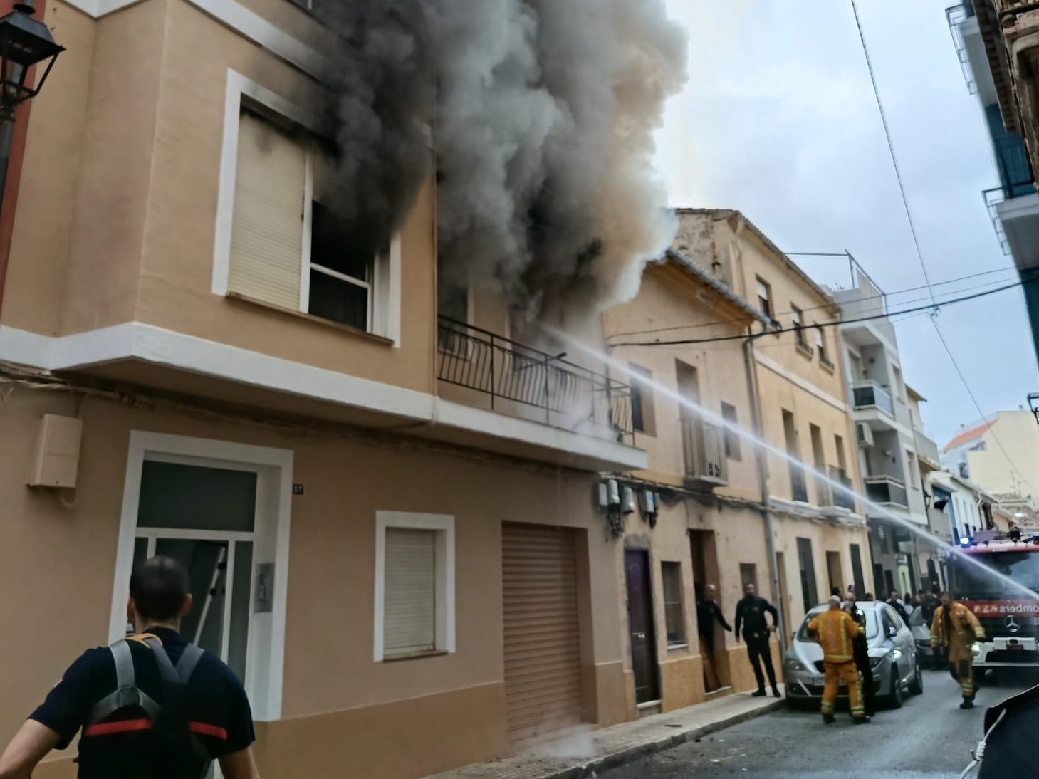 Incendio en la calle Pare Pere de Dénia: cinco personas atendidas tras originarse el fuego en un primer piso