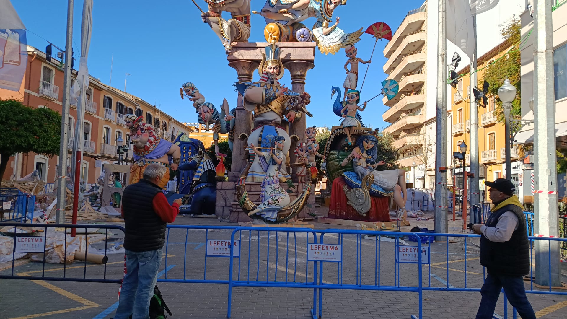 Rachas de hasta 80 km/h obligan a extremar la seguridad en las Fallas de Dénia