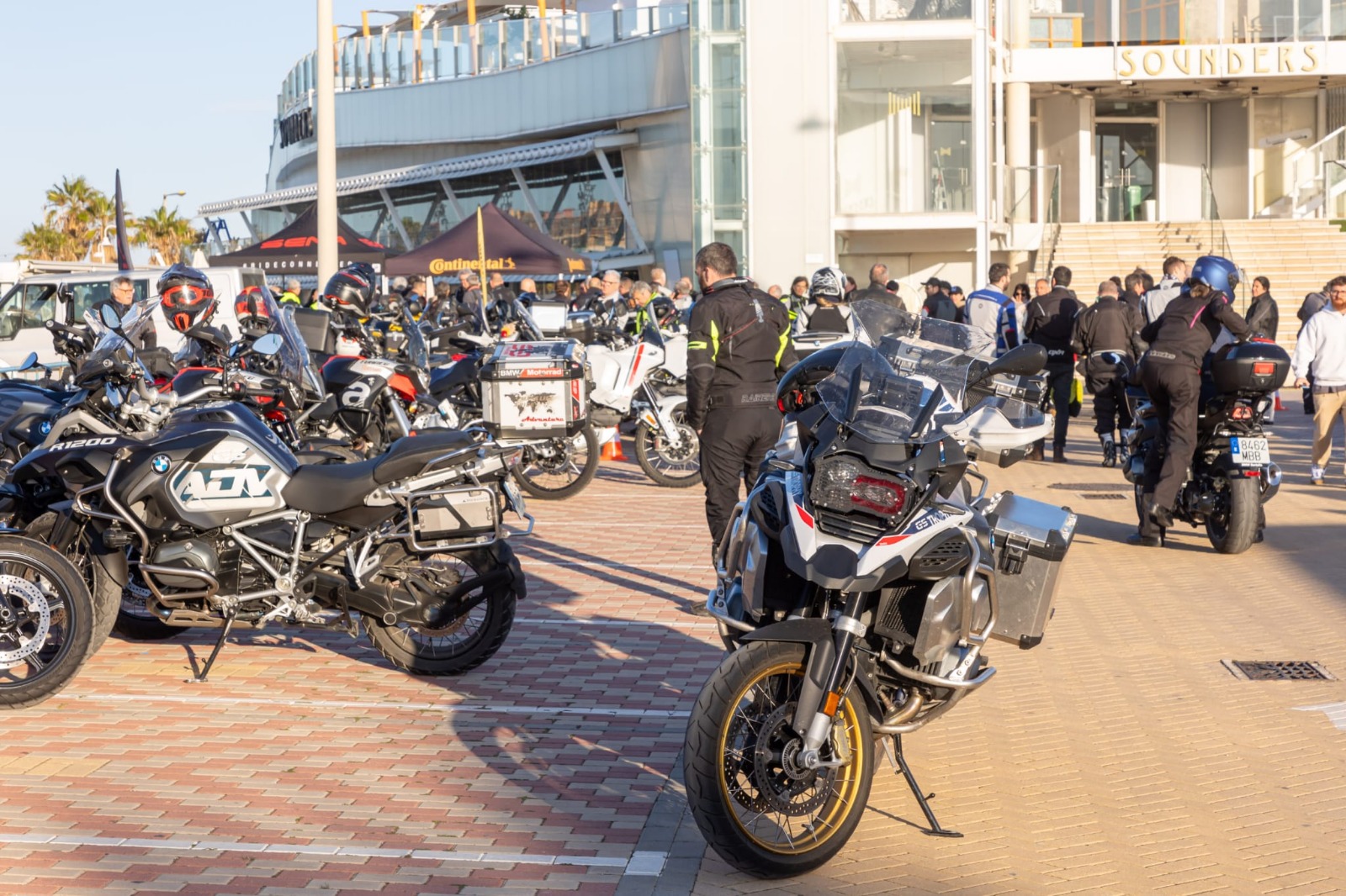 100 motoristas recorrerán hasta 400 kilómetros entre Pilar de la Horadada y Dénia en una aventura de navegación en moto
