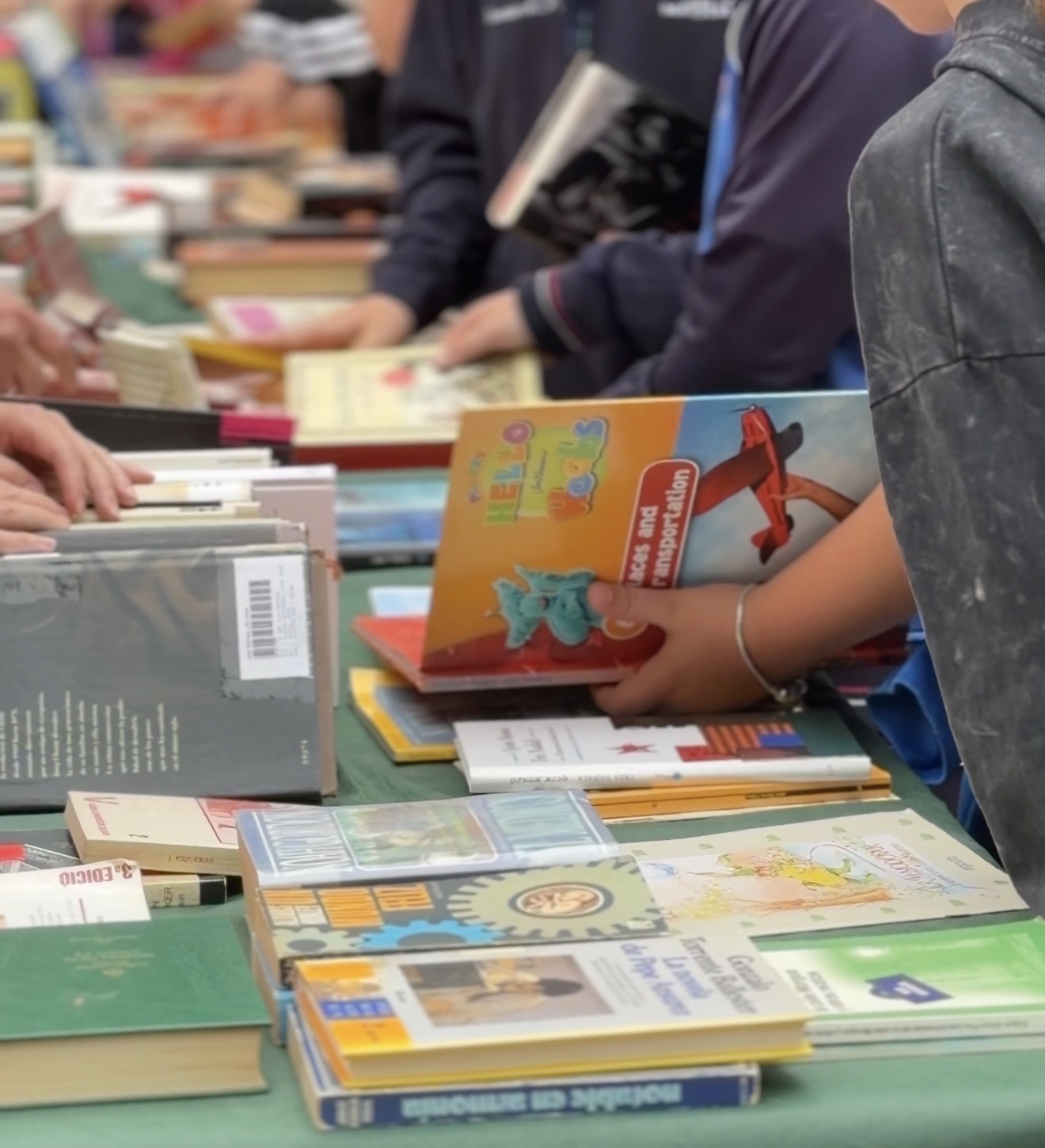 Dénia convierte libros en solidaridad con la campaña “Un libro por un kilo”