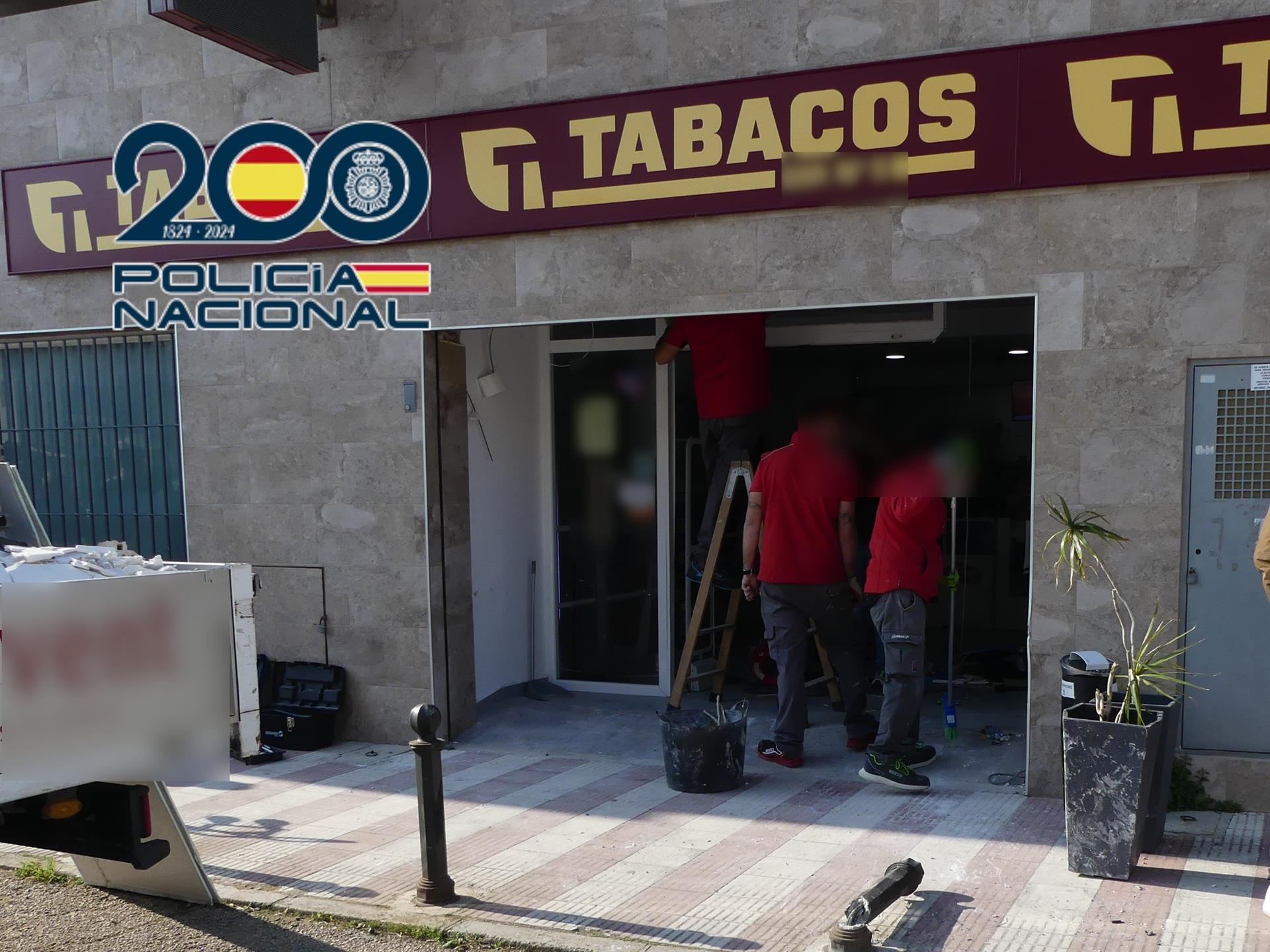 Detenido un hombre tras un robo con alunizaje en un estanco de Dénia: los asaltantes huyeron tras embestir a la Policía