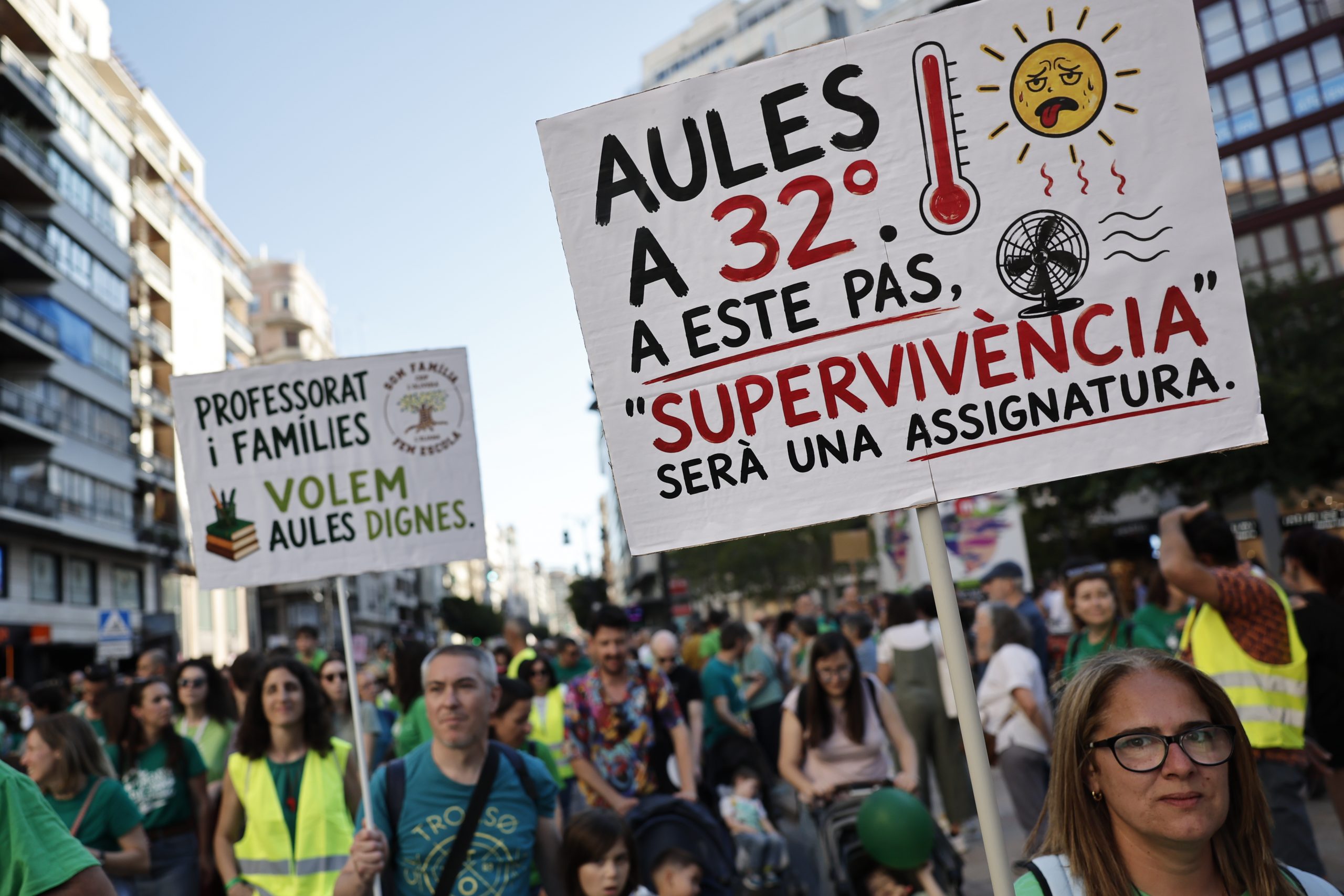 Los profesores valencianos esperan retomar este lunes la negociación mientras inician la tercera semana de huelga indefinida