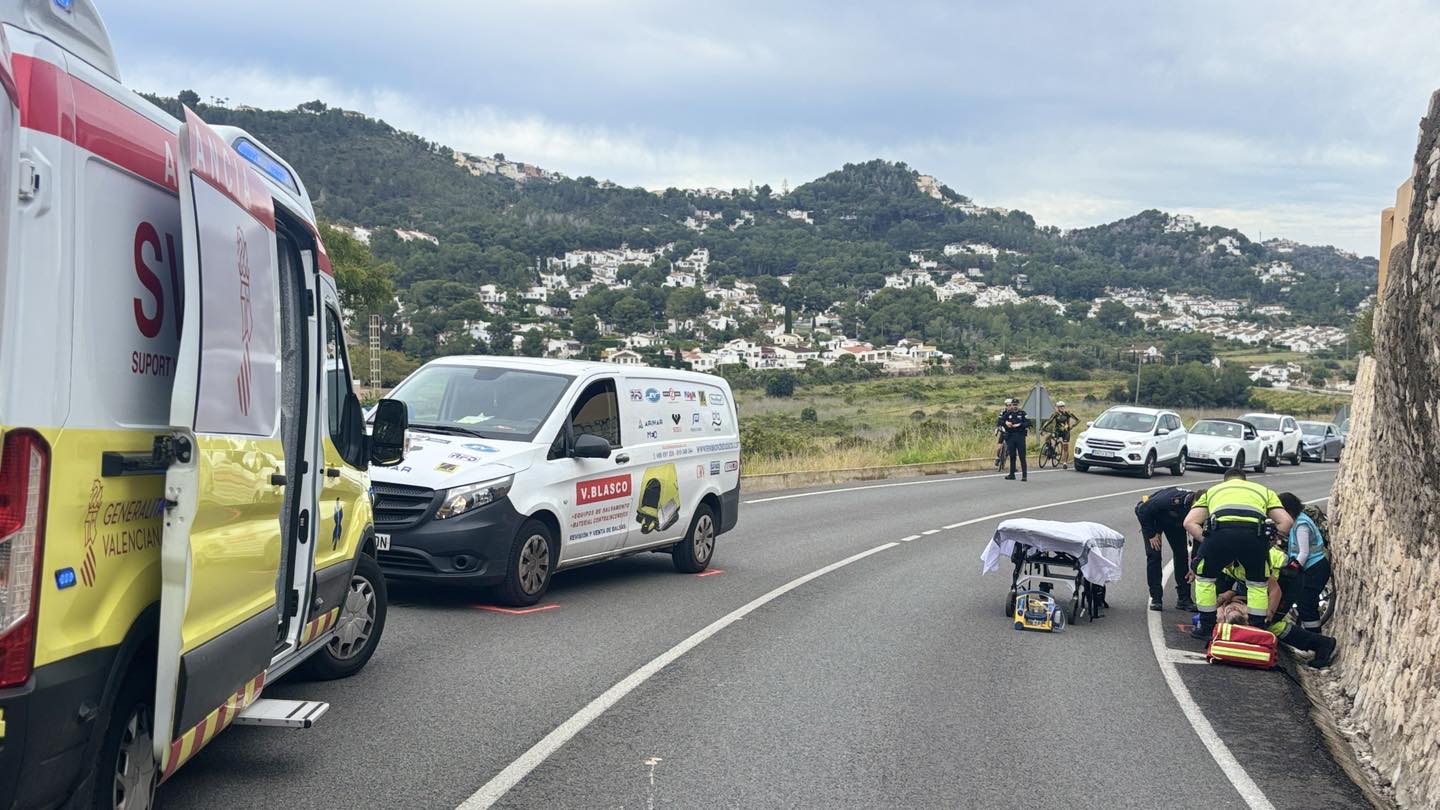 Un ciclista resulta herido tras colisionar con una furgoneta en la carretera entre Benitatxell y Moraira