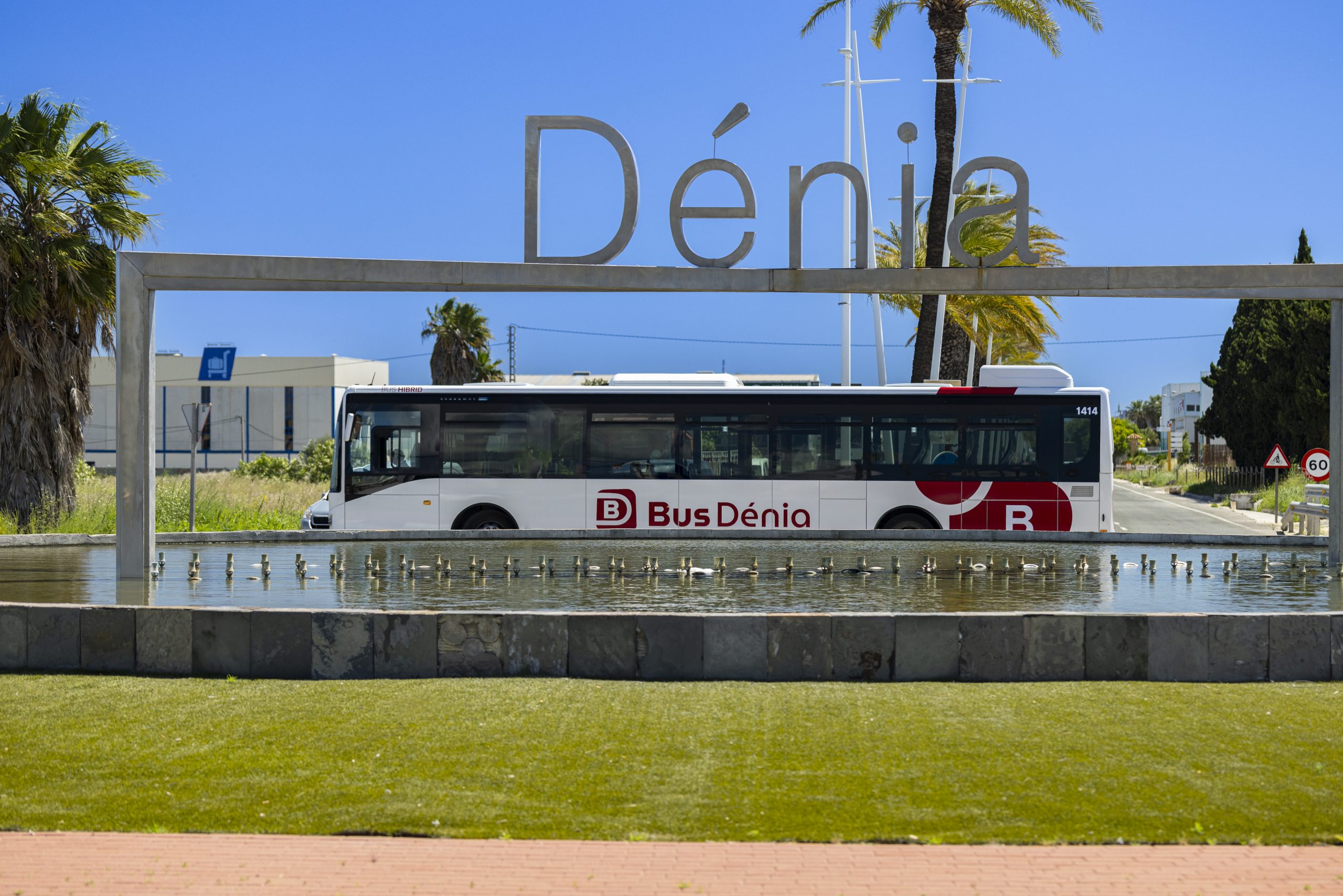Dénia rediseña su autobús urbano para conectar mejor barrios, hospital y estaciones y ofrecer servicio nocturno en verano