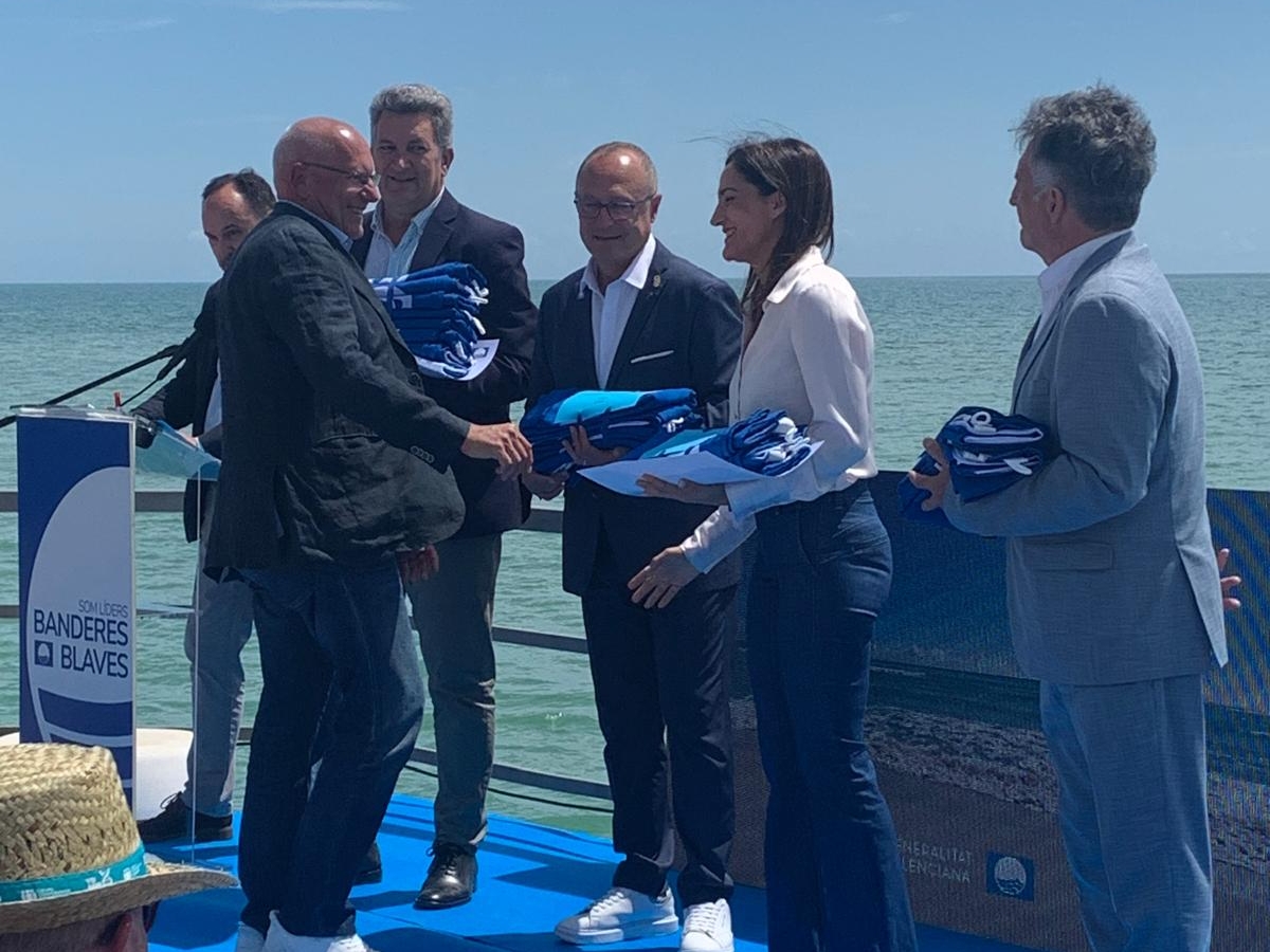 Las siete Banderas Azules ya ondean en las playas de Dénia