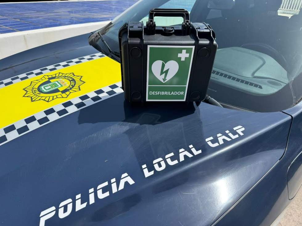 La Policía Local de Calp salva a una mujer en parada cardiaca con un desfibrilador recién incorporado a sus vehículos