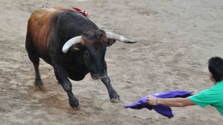 Herido un joven de 17 años tras una cogida en los ‘bous al carrer’ de Xàbia