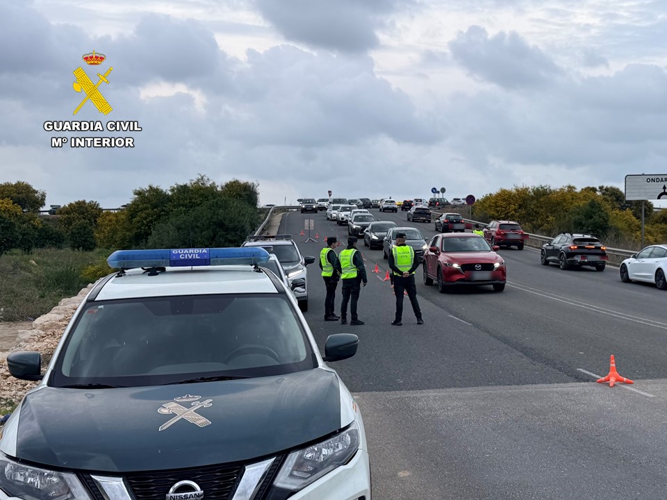 La Guardia Civil detiene en Ondara a dos hombres por hurtos en vehículos y estafas bancarias