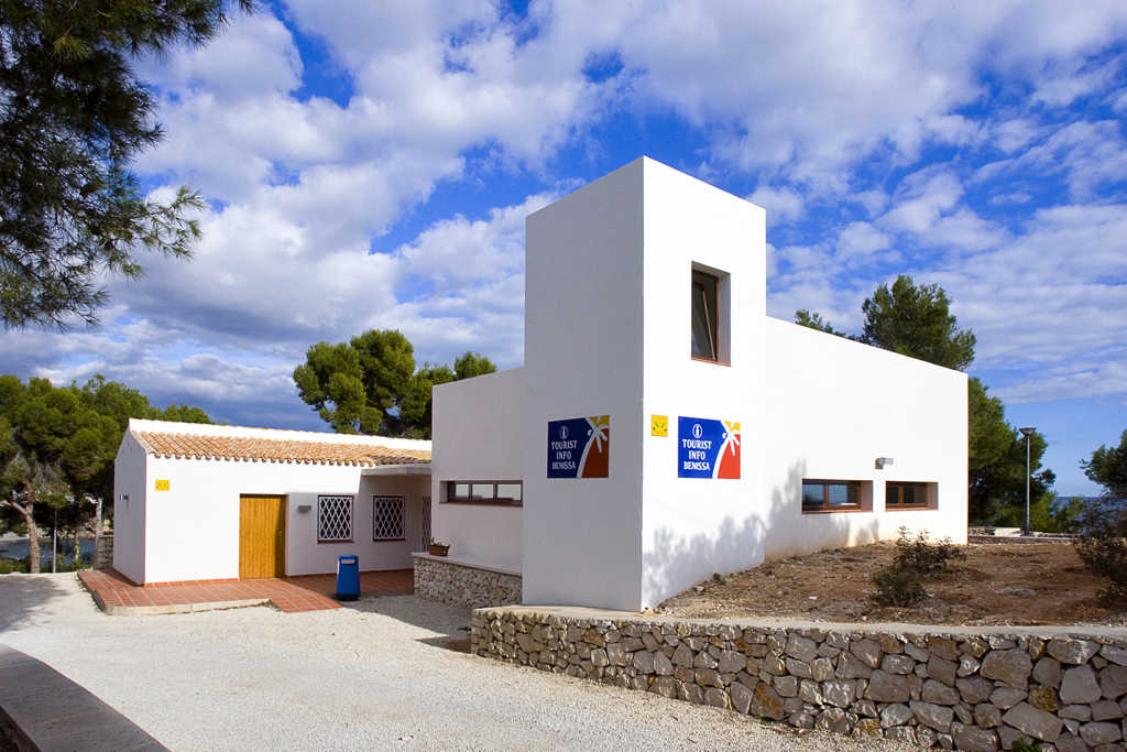 Benissa y El Poble Nou de Benitatxell refuerzan la atención turística este verano con nuevos puntos Tourist Info