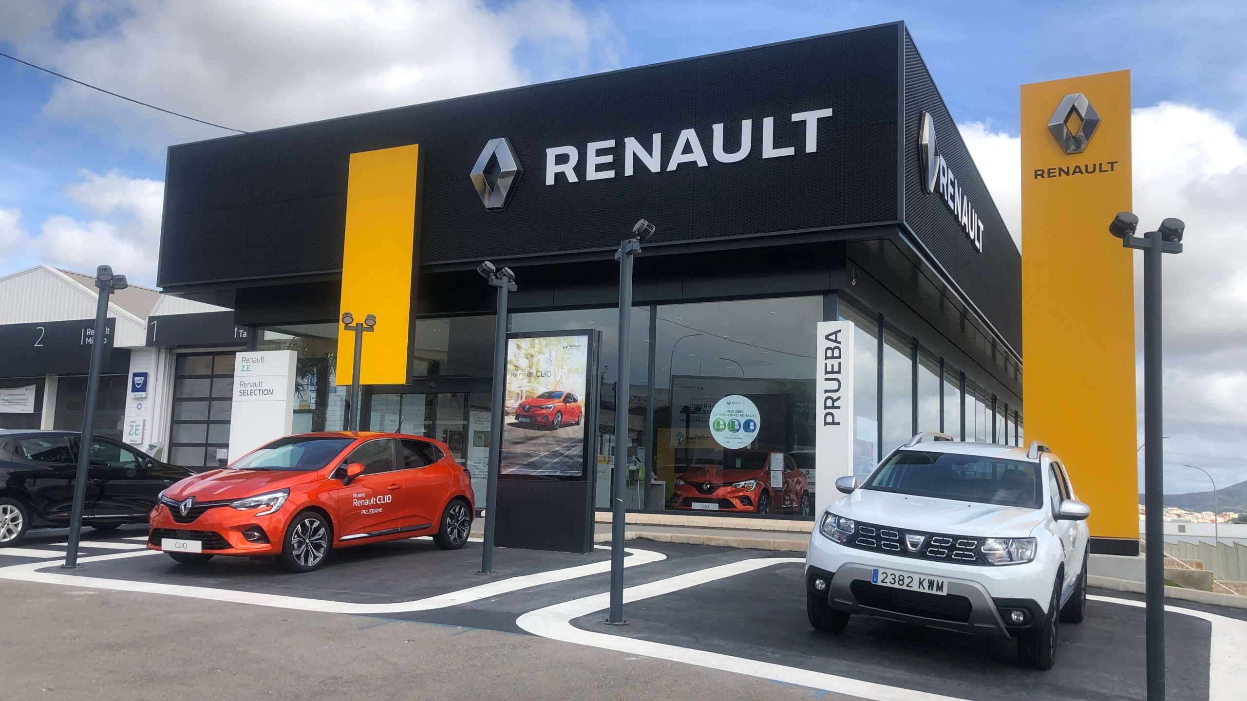 Renault Ginestar Benissa amplía su exposición con tres modelos  eléctricos y electrificados, incluido el nuevo R5 Roland Garros