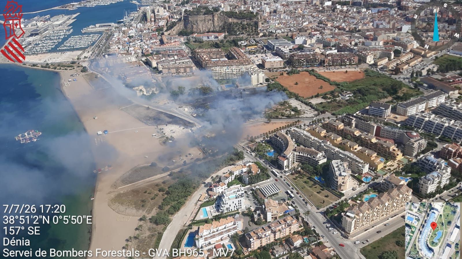 Un incendio de vegetación moviliza un amplio dispositivo de bomberos en la playa de Punta del Raset de Dénia
