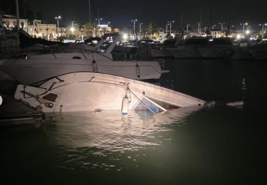 Una embarcación se hunde en el puerto de Dénia sin causar heridos