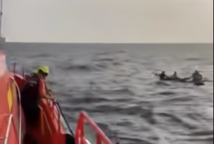 Rescatados dos adultos y dos menores arrastrados mar adentro en kayak junto a la Cova Tallada