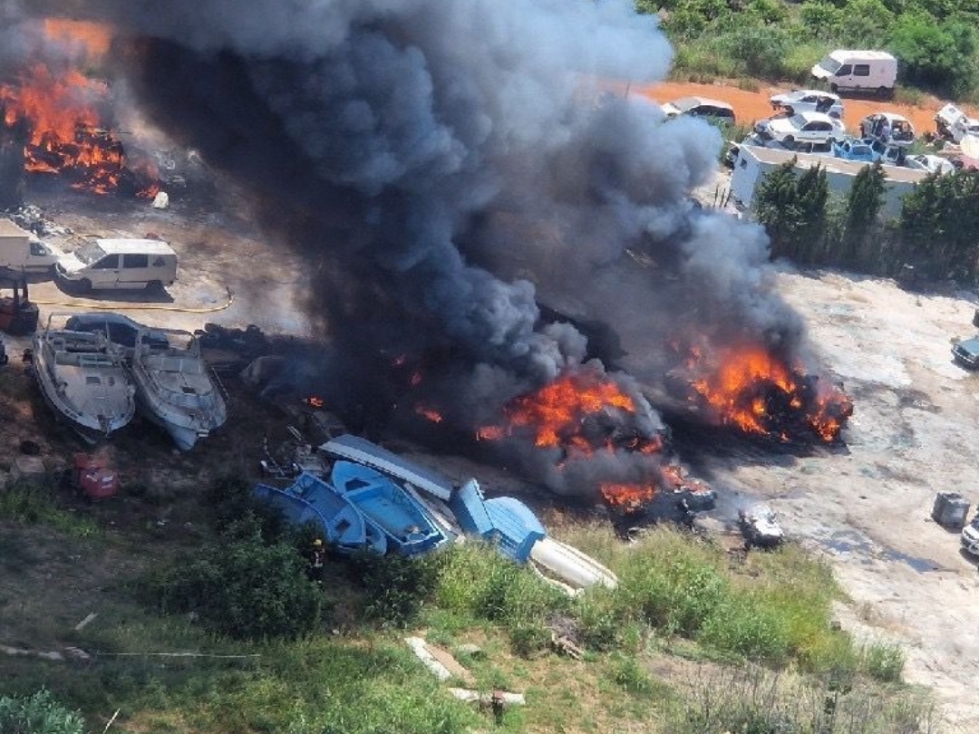 Incendio en un desguace de El Verger moviliza a bomberos de Dénia y Oliva