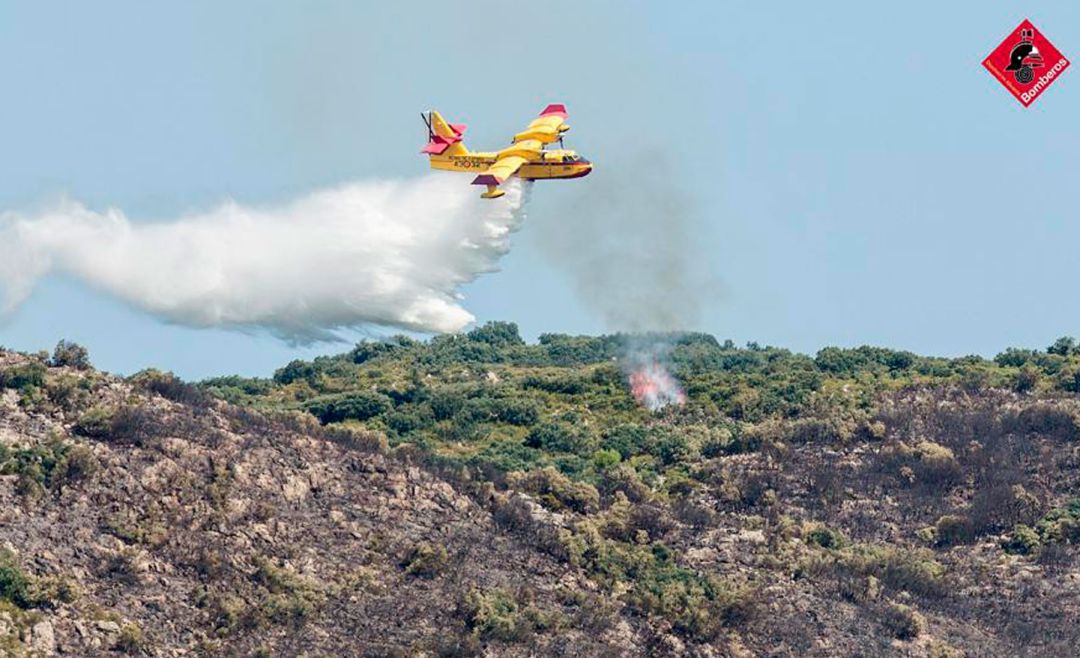 Un incendio forestal en la Vall de la Gallinera moviliza medios aéreos y terrestres