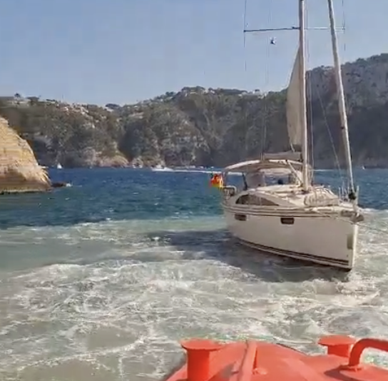 Rescatan un velero encallado frente a la cala del Portitxol de Xàbia con dos personas a bordo