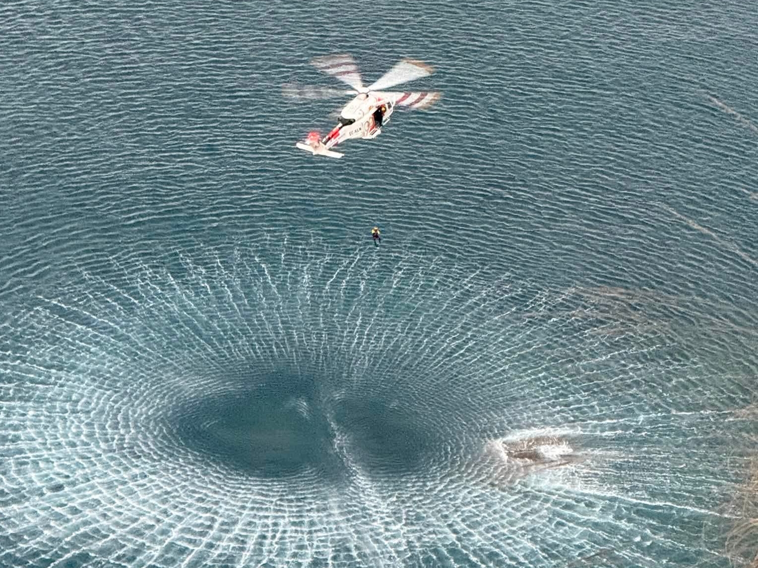 Rescatados dos bañistas en Cala Moraig tras quedar atrapados por las fuertes corrientes