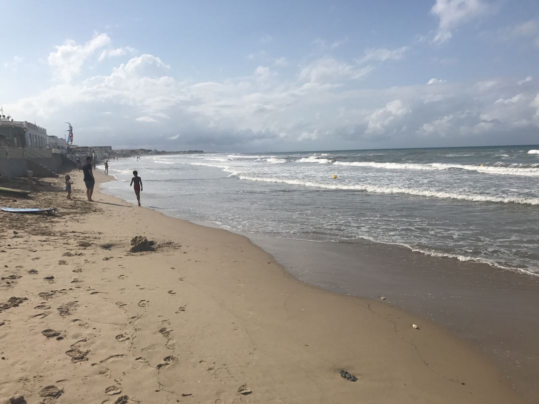 Las fuertes corrientes de un meteotsunami sorprenden a bañistas y navegantes en Dénia