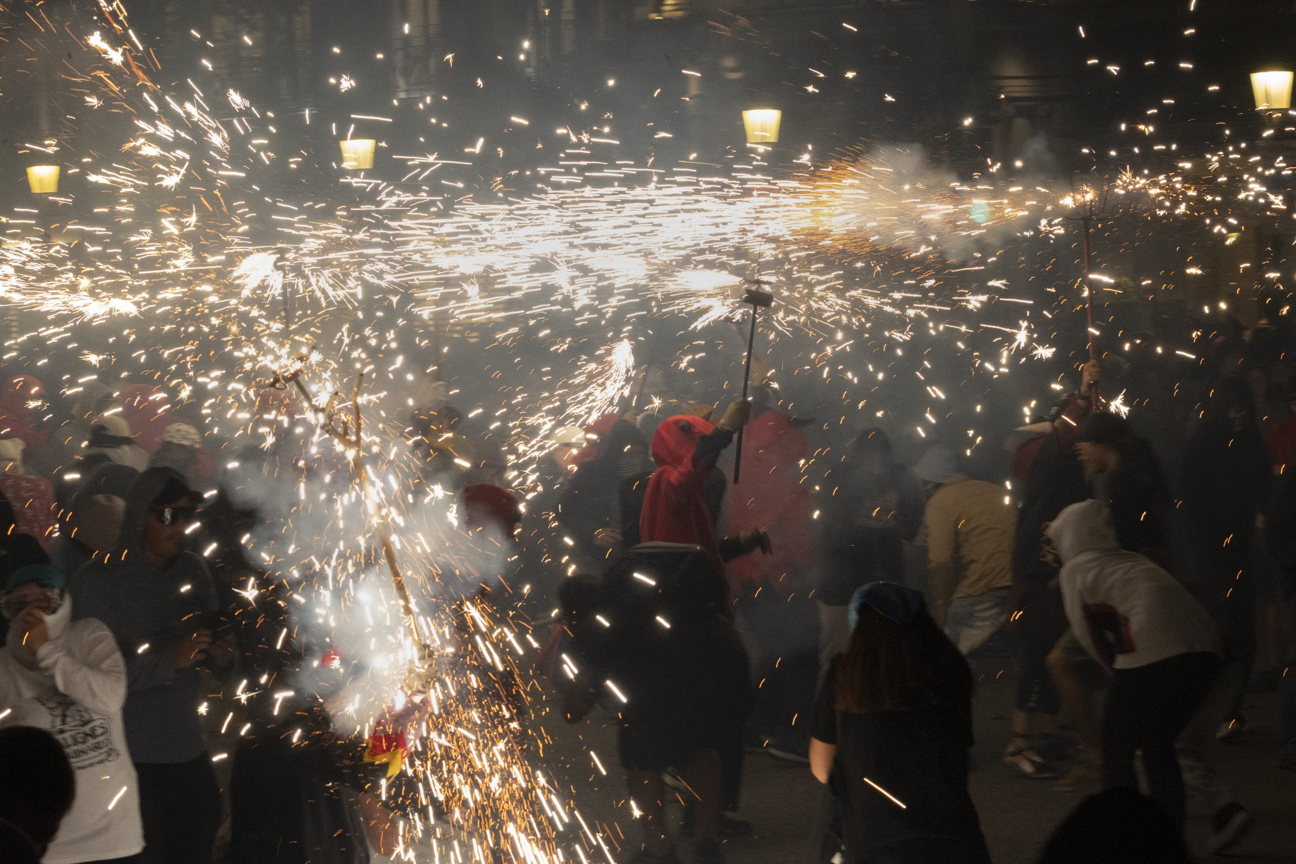 Un joven de 27 años resulta herido grave tras estallarle un cohete durante el correfoc de Gata de Gorgos