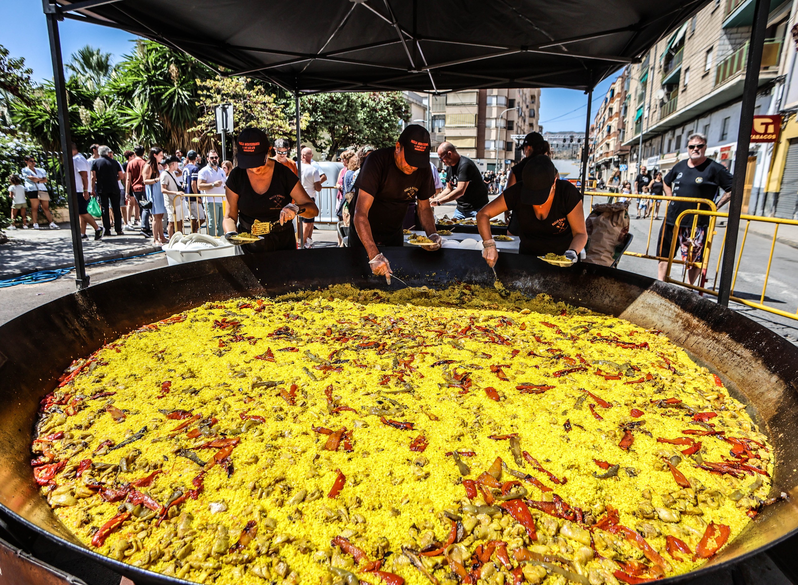 Dénia celebra el 9 d’Octubre con música, pólvora, una paella para mil personas y gigantes por las calles