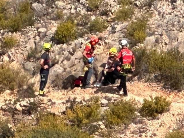 Dos rescates consecutivos en el Montgó y Cala Moraig movilizan al helicóptero de Bomberos